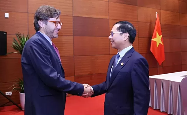 Phó Thủ tướng, Bộ trưởng Ngoại giao Bùi Thanh Sơn tiếp Thứ trưởng Ngoại giao Colombia Mauricio Jaramillo Jassir.