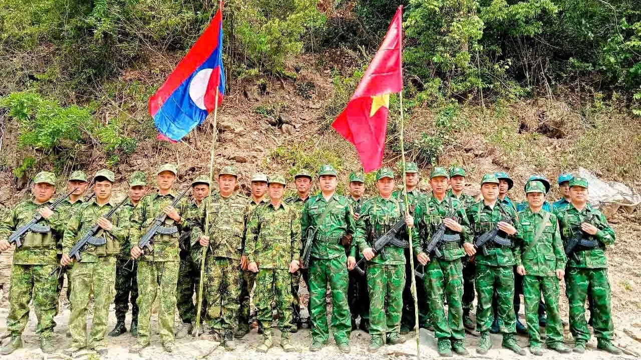 Tuần tra song phương biên giới Việt Nam-Lào dịp 30/4