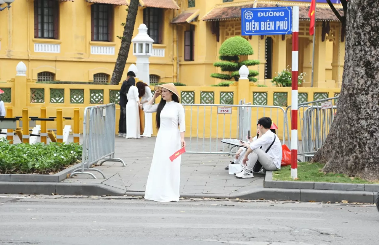 Khu vực trước công Bộ Ngoại giao là địa điểm check-in được nhiều bạn trẻ Hà Nội yêu thích. (Ảnh: Thành Long)