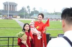Không khí nhộn nhịp ở Quảng trường Ba Đình chào mừng Ngày Giải phóng miền Nam, thống nhất đất nước