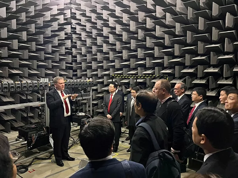 Figure 1 Bộ trưởng bộ KHCN Nguyễn Mạnh Hùng và đoàn thăm UTS Tech Lab năm 2023