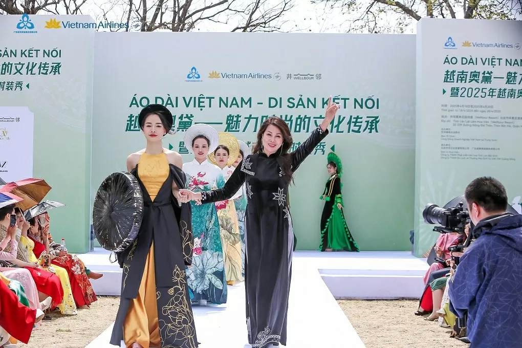 https://cdn.baoquocte.vn/stores/news_dataimages/2025/042025/22/17/ao-dai-viet-phuong-lan-toa-ve-dep-va-gia-tri-viet-nam-khap-nam-chau-20250422175840.webp?rt=202504231335
