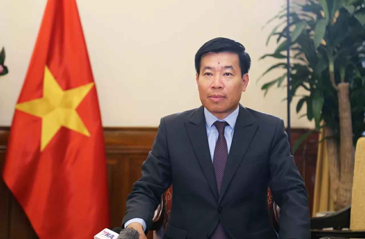 Ủy viên Trung ương Đảng, Phó Bí thư Thường trực Đảng ủy Bộ, Thứ trưởng Ngoại giao Nguyễn Mạnh Cường trả lời phỏng vấn báo chí về Chuyến thăm cấp Nhà nước tới Lào của Chủ tịch nước Lương Cường. (Ảnh: Thành Long)