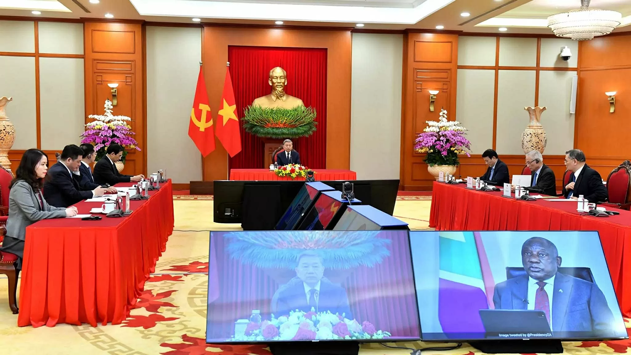 Tổng Bí thư Tô Lâm điện đàm với Chủ tịch Đảng Đại hội Dân tộc Phi, Tổng thống Nam Phi Cyril Ramaphosa. (Nguồn: Báo Nhân dân) Tổng Bí thư Tô Lâm điện đàm với Chủ tịch Đảng Đại hội Dân tộc Phi, Tổng thống Nam Phi Cyril Ramaphosa. (Nguồn: Báo Nhân dân)