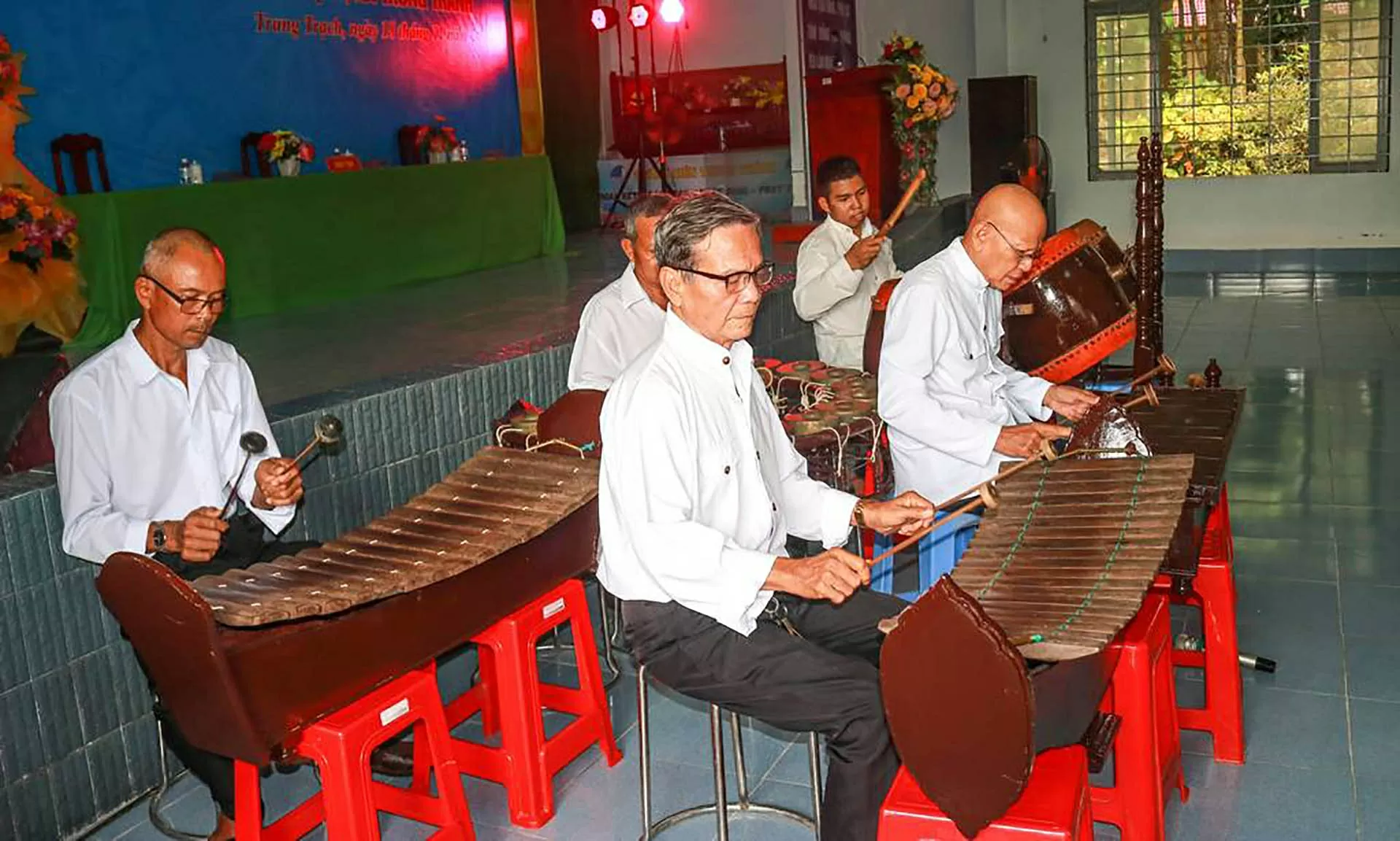 Vĩnh Long chú trọng phát huy bản sắc văn hóa đồng bào dân tộc thiểu số. Trong ảnh: Đồng bào Khmer trình diễn nhạc ngũ âm. (Nguồn: Báo Vĩnh Long)