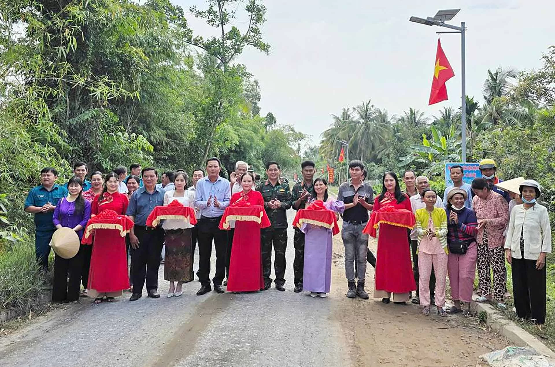 Khánh thành tuyến đường năng lượng mặt trời ấp Thôn Rôn và ấp Ngãi Lộ A. (Nguồn: Báo Vĩnh Long)
