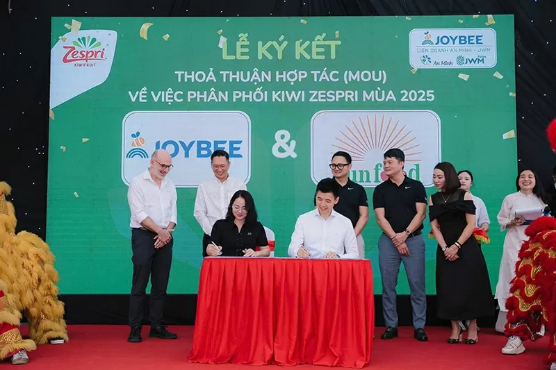 Signing ceremony of cooperation and distribution of Zespri Kiwi products for the 2025 crop between Joybee Fruit Joint Stock Company and partners, agents, distributors, supermarket systems and convenience store chains.