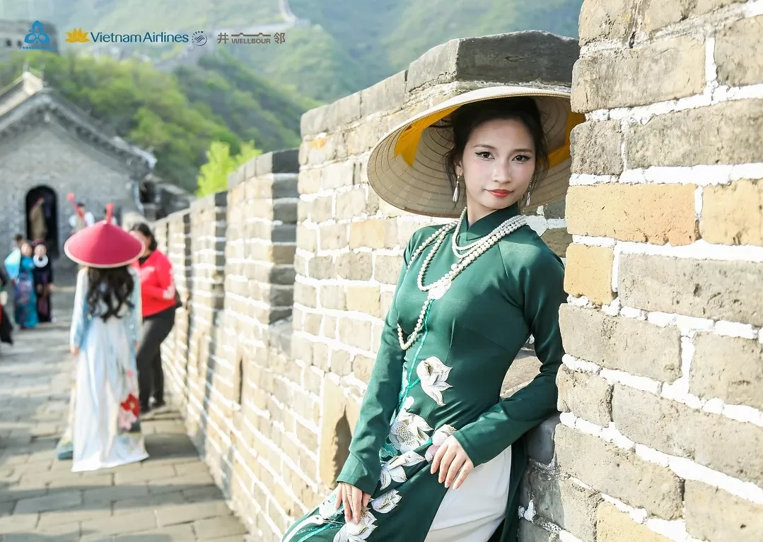 Áo dài Việt Phượng tung bay khoe sắc ở di sản nổi tiếng của Trung Quốc
