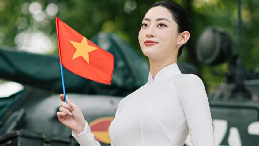 Hoa hậu Lương Thùy Linh dịu dàng trong tà áo dài