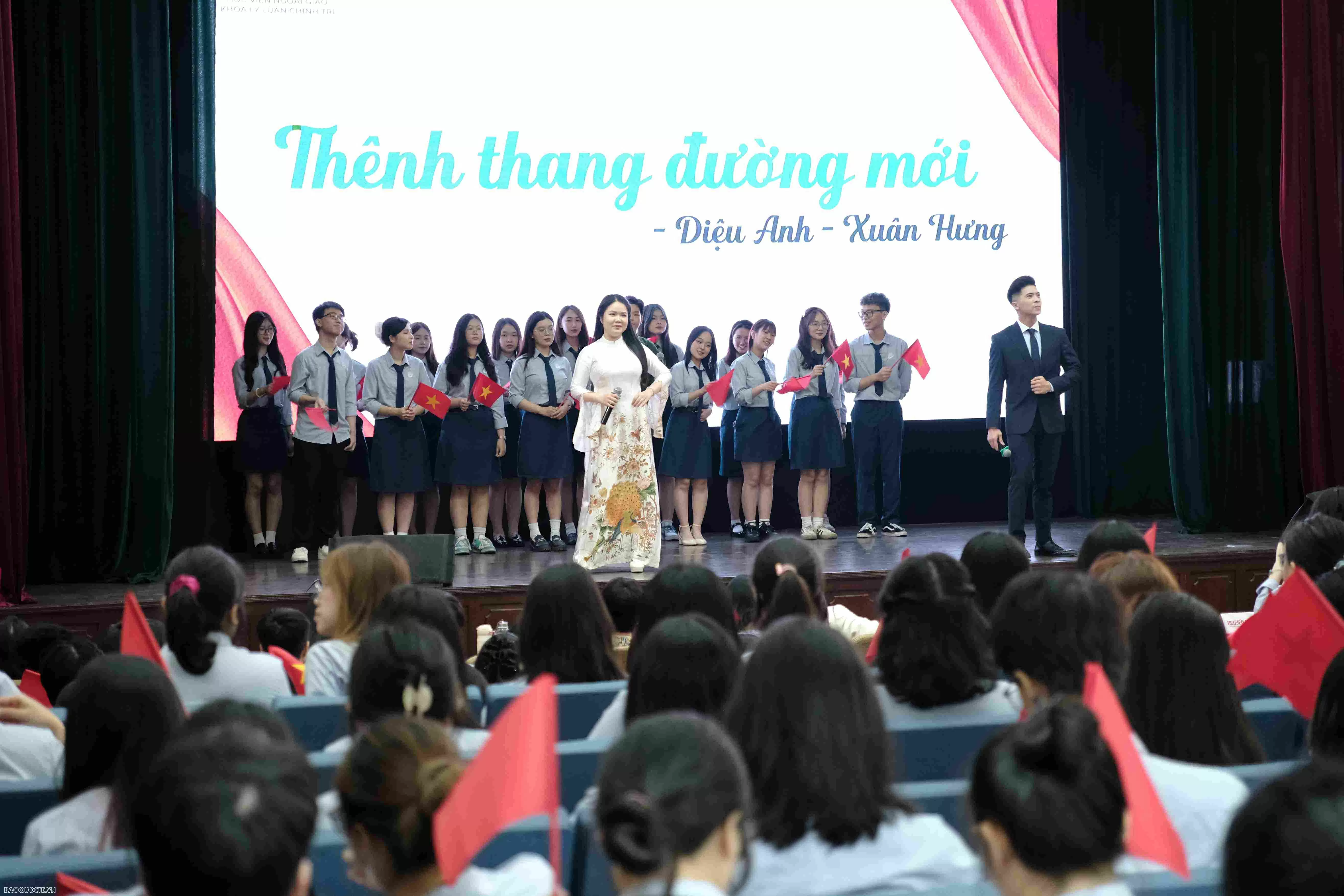 Khai mạc Triển lãm ‘50 năm thống nhất đất nước - Non sông liền một dải’