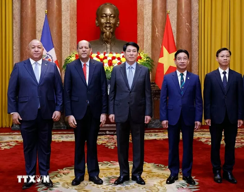 Chủ tịch nước Lương Cường với Đại sứ Cộng hòa Dominicana tại Việt Nam Reinaldo Rafael Espinal Nunez và các đại biểu. (Nguồn: TTXVN)