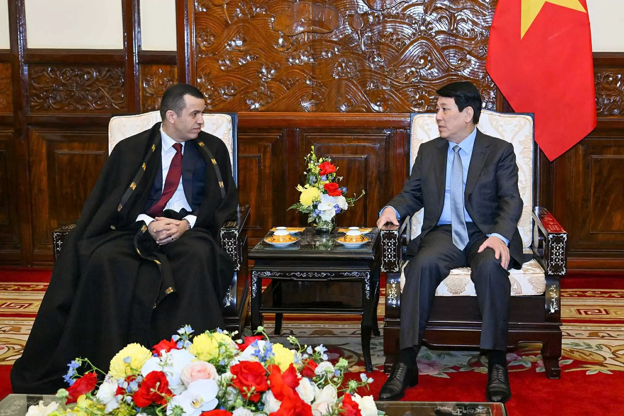 Chủ tịch nước Lương Cường tiếp Đại sứ Algeria tại Việt Nam Azeddine Bechka. (Nguồn: Báo Nhân dân)