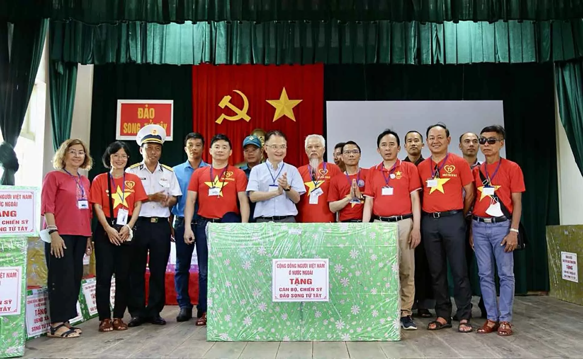 Hành trình nhìn Tổ quốc từ hai phía