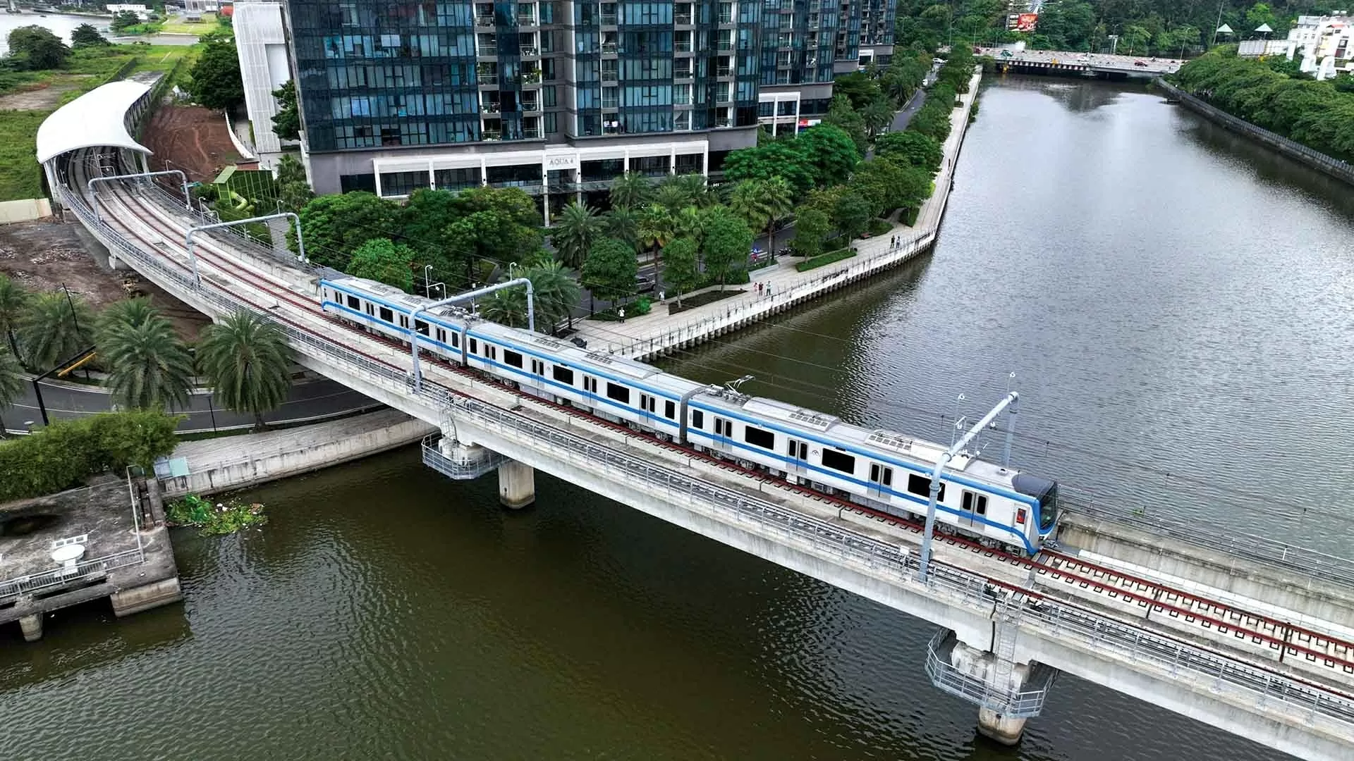 Tuyến metro số 1 (Bến Thành - Suối Tiên) đã đi vào vận hành, giải quyết được phần nào tắc nghẽn giao thông cửa ngõ phía Đông. (Nguồn: Báo Thanh niên) Tuyến metro số 1 (Bến Thành - Suối Tiên) đã đi vào vận hành, giải quyết được phần nào tắc nghẽn giao thông cửa ngõ phía Đông. (Nguồn: Báo Thanh niên)