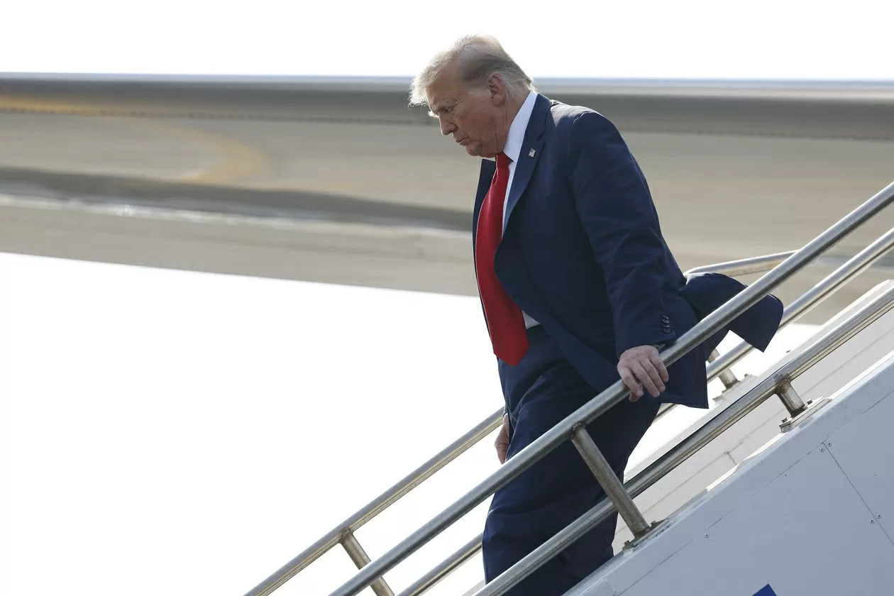 Tổng thống Mỹ Donald Trump bước xuống máy bay tại Sân bay quốc tế Philadelphia vào ngày 22 tháng 6 năm 2024, tại Philadelphia, Pennsylvania. (Nguồn: Getty Images)