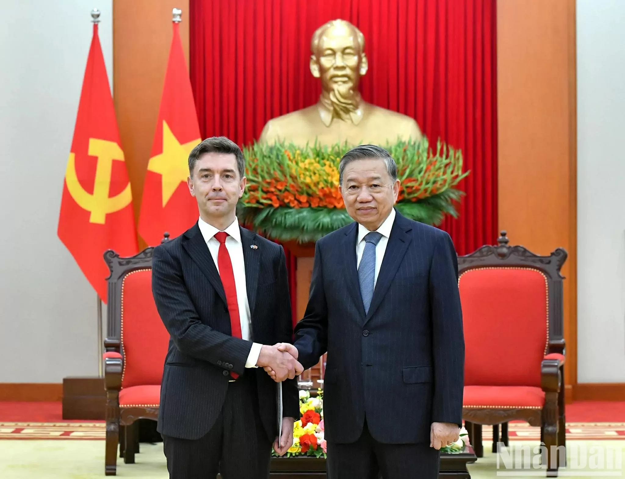 Party General Secretary To Lam receives EU Ambassador to Vietnam Julien Guerrier