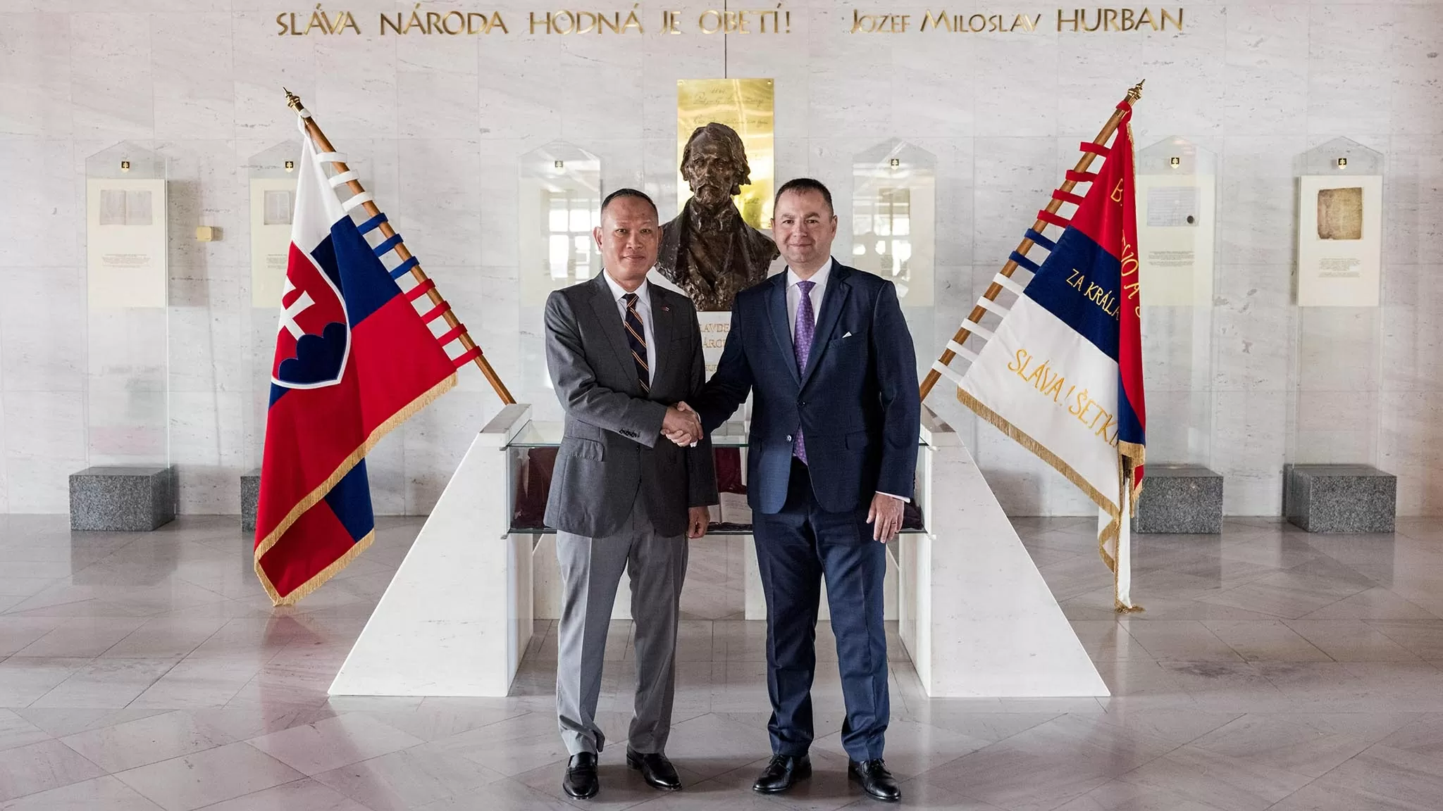 Đại sứ Phạm Trường Giang và Chủ nhiệm Ủy ban Đối ngoại Quốc hội Slovakia Marian Kery.