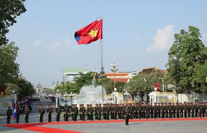 Top Lao leader Thongloun Sisoulith hosts welcome ceremony for Vietnamese President