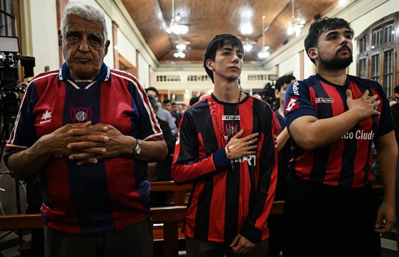 Ngày 23/4, người hâm mộ câu lạc bộ bóng đá Argentina Atletico San Lorenzo de Almagro tham dự Thánh lễ tại nhà thờ Oratorio San Antonio và tỏ lòng thánh kính với nhà lãnh đạo tôn giáo vừa qua đời. Đức Giáo hoàng Francis từng là người hâm mộ và hội viên của câu lạc bộ này. Trước đó, Đức Giáo hoàng đã phải đối mặt với nhiều vấn đề sức khỏe nghiêm trọng, trong đó có bệnh phổi mãn tính do di chứng từ chứng viêm màng phổi dẫn đến việc phải cắt bỏ một phần phổi khi ông mới 21 tuổi. Hồi tháng 2, Giáo hoàng đã phải nhập viện tại Bệnh viện Đa khoa Agostino Gemelli do suy hô hấp nghiêm trọng, sau đó được chẩn đoán viêm phổi kép. Sau 38 ngày điều trị, Giáo hoàng được xuất viện về lại Casa Santa Marta để tiếp tục dưỡng bệnh.(Nguồn: Getty)