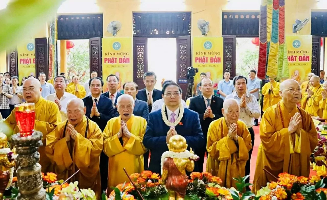 On May 22, 2024, at Quan Su Pagoda in Hanoi, Prime Minister Pham Minh Chinh visited and extended his greetings to the Vietnam Buddhist Sangha on the occasion of Vesak Day, Buddhist Calendar 2568 – Gregorian Calendar 2024. (Source: Ministry of Home Affairs)