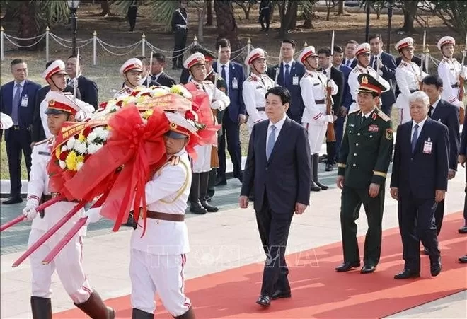 President Luong Cuong offers flowers in tribute to late Lao President
