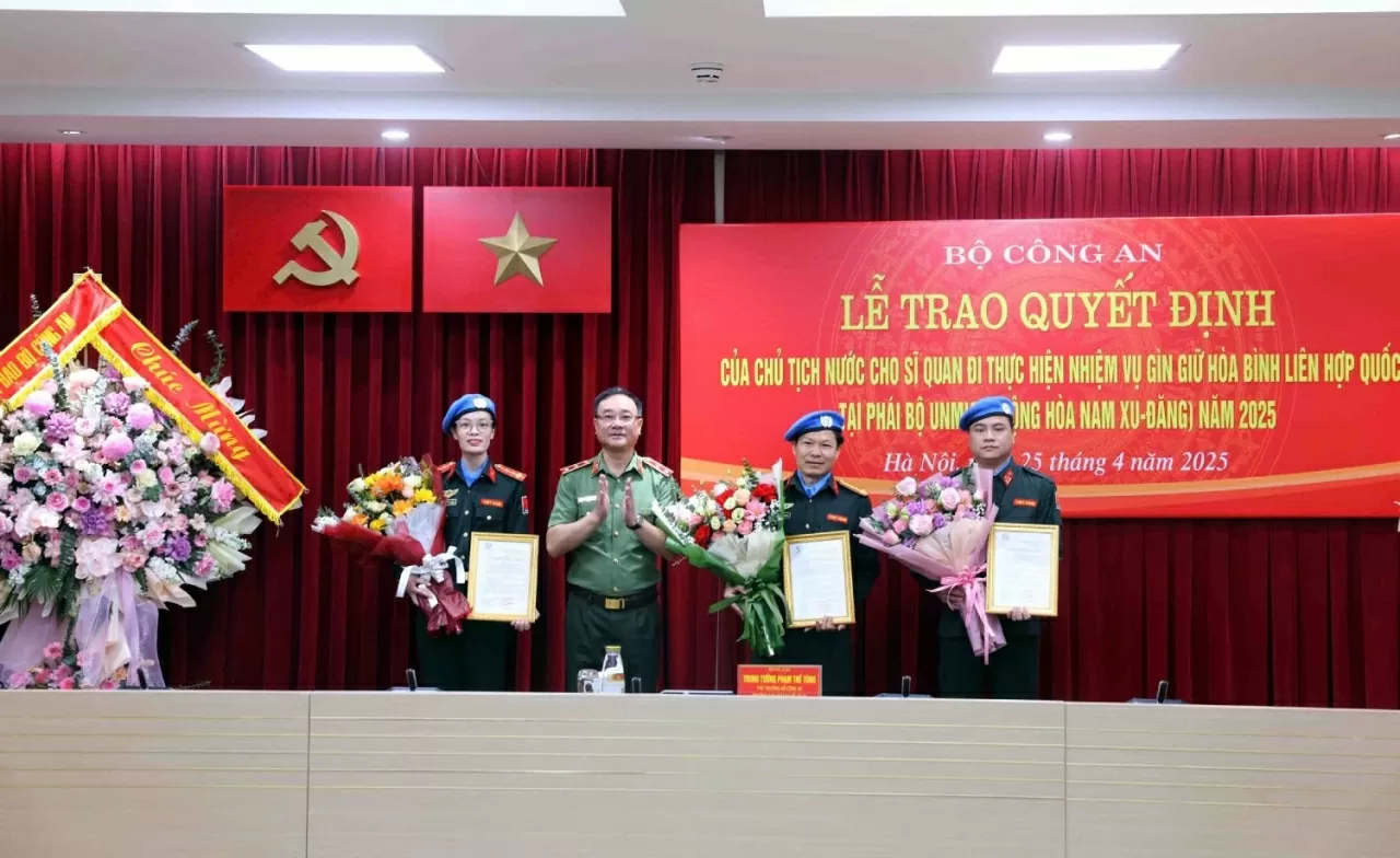 Ba sĩ quan Công an thuộc Tổ công tác số 5 sẽ lên đường tham gia gìn giữ hòa bình Liên hợp quốc vào đúng dịp kỷ niệm 50 năm Ngày giải phóng miền Nam, thống nhất đất nước (30/4/1975 – 30/4/2025). (Nguồn: FPU1) Ba sĩ quan Công an thuộc Tổ công tác số 5 sẽ lên đường tham gia gìn giữ hòa bình Liên hợp quốc vào đúng dịp kỷ niệm 50 năm Ngày giải phóng miền Nam, thống nhất đất nước (30/4/1975 – 30/4/2025). (Nguồn: FPU1)