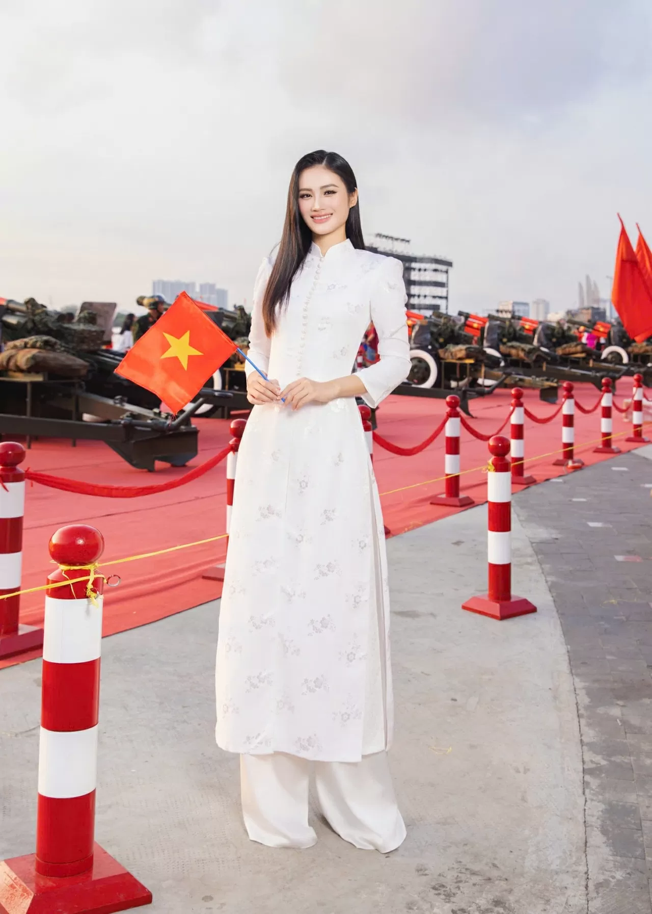 Hoa hậu Ý Nhi, Đỗ Thị Hà... đồng loạt đăng ảnh hướng về Ngày 30/4