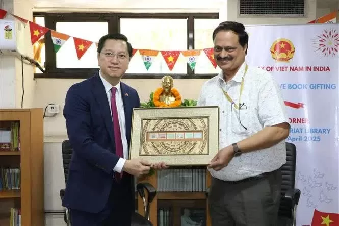 Books on Vietnam, Vietnamese people presented to Indian library