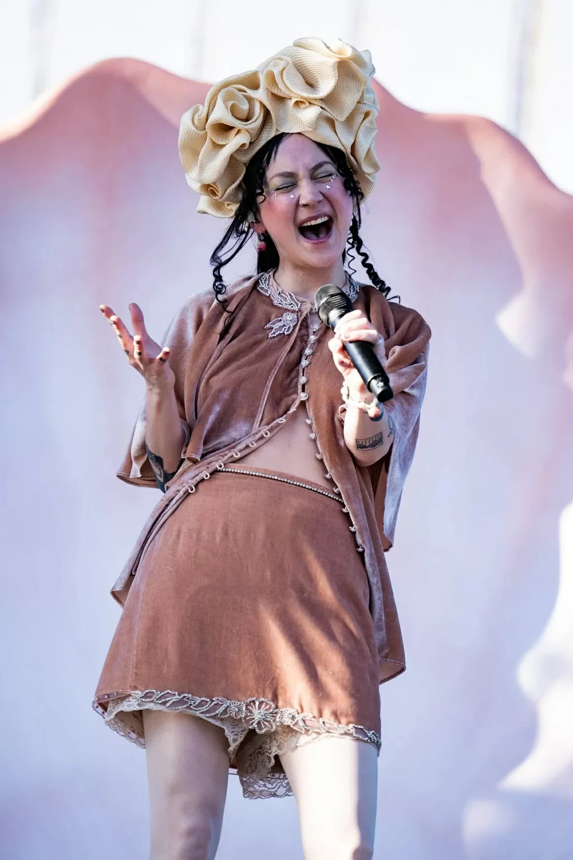 Nhìn lại những bộ cánh ấn tượng 'có một không hai' của dàn sao tại Coachella 2025