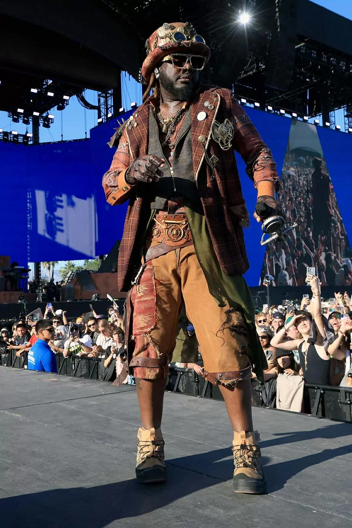 Nhìn lại những bộ cánh ấn tượng 'có một không hai' của dàn sao tại Coachella 2025