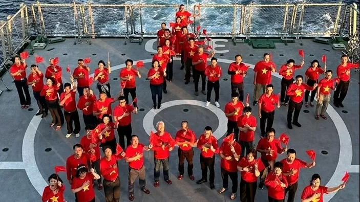 Great solidarity voyage brings more than 60 Overseas Vietnamese to Truong Sa, DK1 platforms
