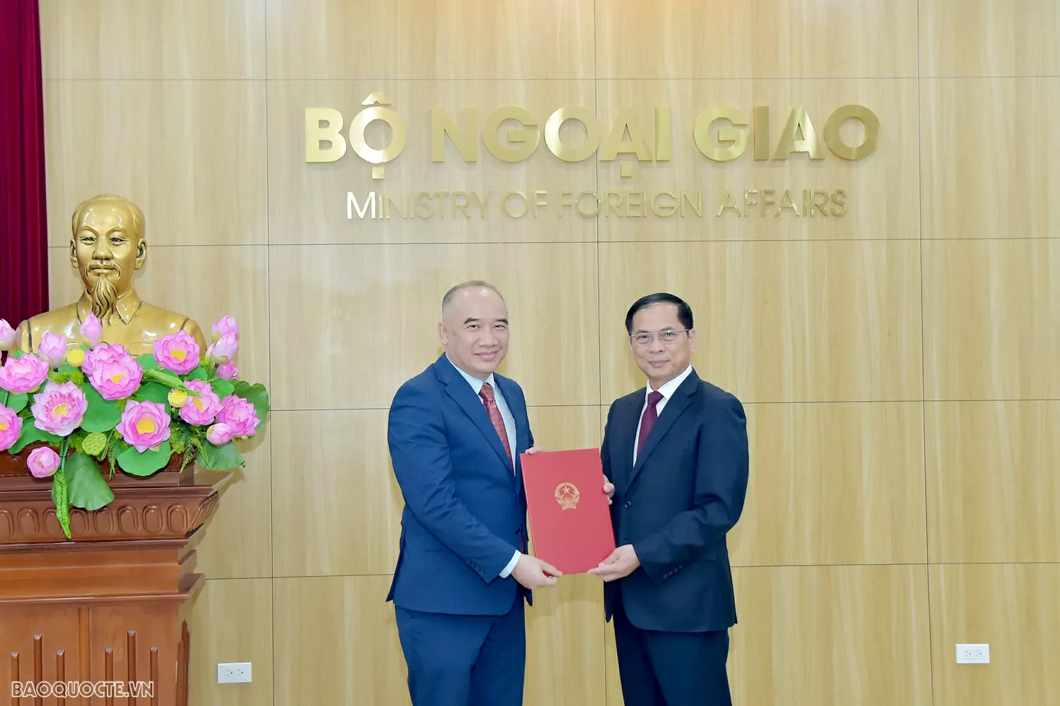 Bộ Ngoại giao tổ chức lễ công bố và trao quyết định điều động, bổ nhiệm cán bộ lãnh đạo quản lý Bộ Ngoại giao tổ chức lễ công bố và trao quyết định điều động, bổ nhiệm cán bộ lãnh đạo quản lý