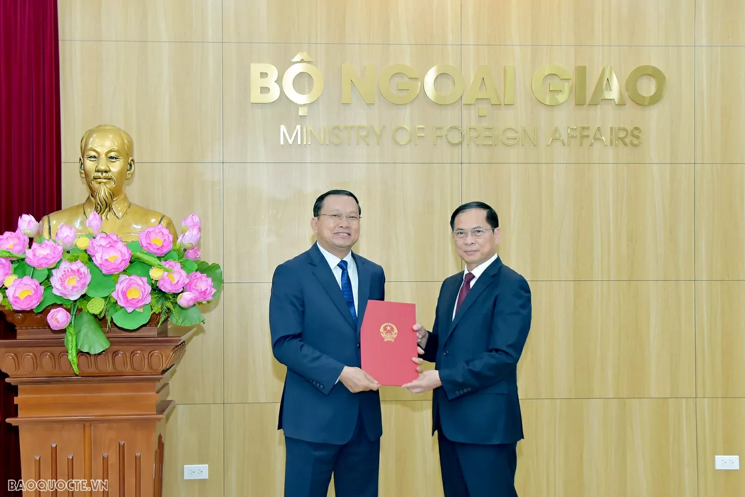 Bộ Ngoại giao tổ chức lễ công bố và trao quyết định điều động, bổ nhiệm cán bộ lãnh đạo quản lý Bộ Ngoại giao tổ chức lễ công bố và trao quyết định điều động, bổ nhiệm cán bộ lãnh đạo quản lý