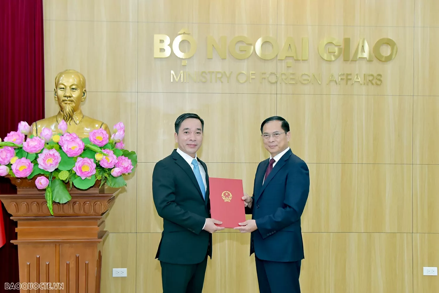 Bộ Ngoại giao tổ chức lễ công bố và trao quyết định điều động, bổ nhiệm cán bộ lãnh đạo quản lý Bộ Ngoại giao tổ chức lễ công bố và trao quyết định điều động, bổ nhiệm cán bộ lãnh đạo quản lý