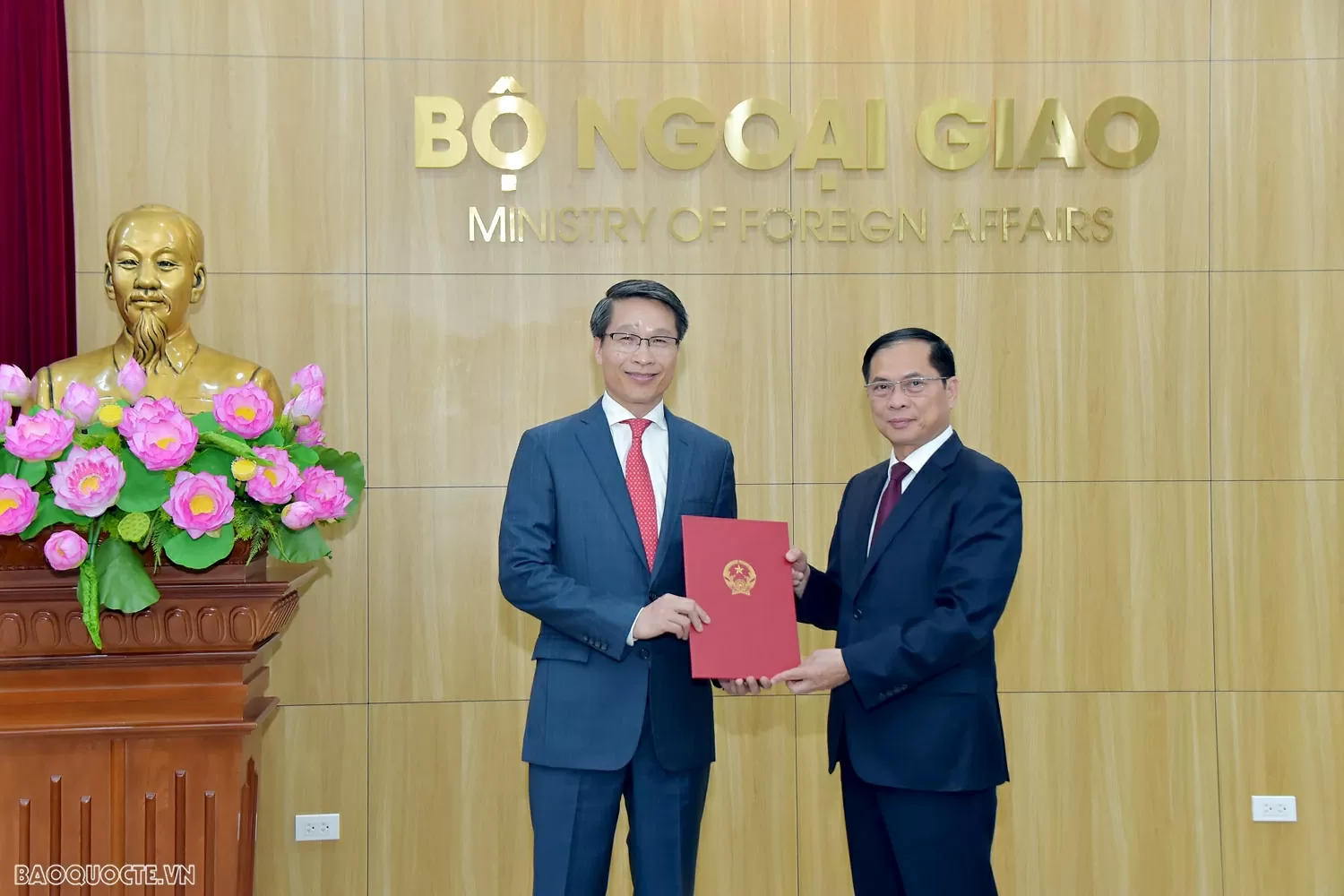 Bộ Ngoại giao tổ chức lễ công bố và trao quyết định điều động, bổ nhiệm cán bộ lãnh đạo quản lý Bộ Ngoại giao tổ chức lễ công bố và trao quyết định điều động, bổ nhiệm cán bộ lãnh đạo quản lý