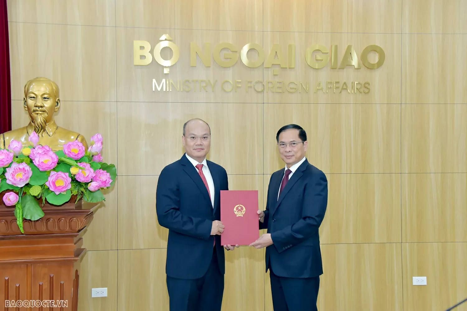 Bộ Ngoại giao tổ chức lễ công bố và trao quyết định điều động, bổ nhiệm cán bộ lãnh đạo quản lý Bộ Ngoại giao tổ chức lễ công bố và trao quyết định điều động, bổ nhiệm cán bộ lãnh đạo quản lý