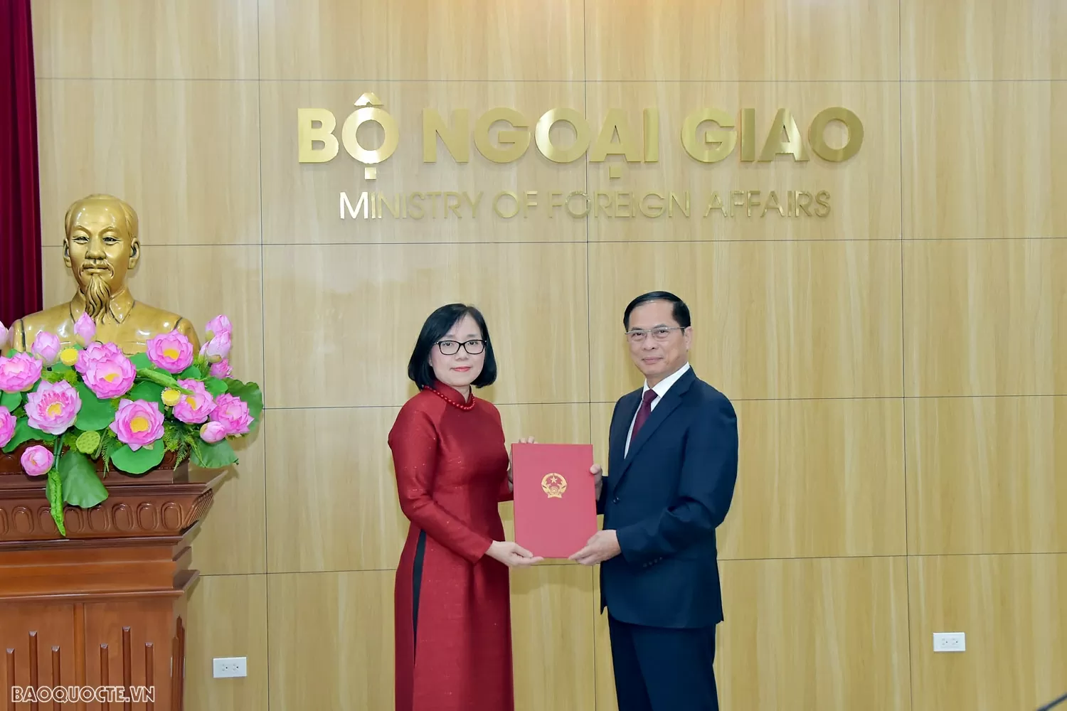 Bộ Ngoại giao tổ chức lễ công bố và trao quyết định điều động, bổ nhiệm cán bộ lãnh đạo quản lý Bộ Ngoại giao tổ chức lễ công bố và trao quyết định điều động, bổ nhiệm cán bộ lãnh đạo quản lý