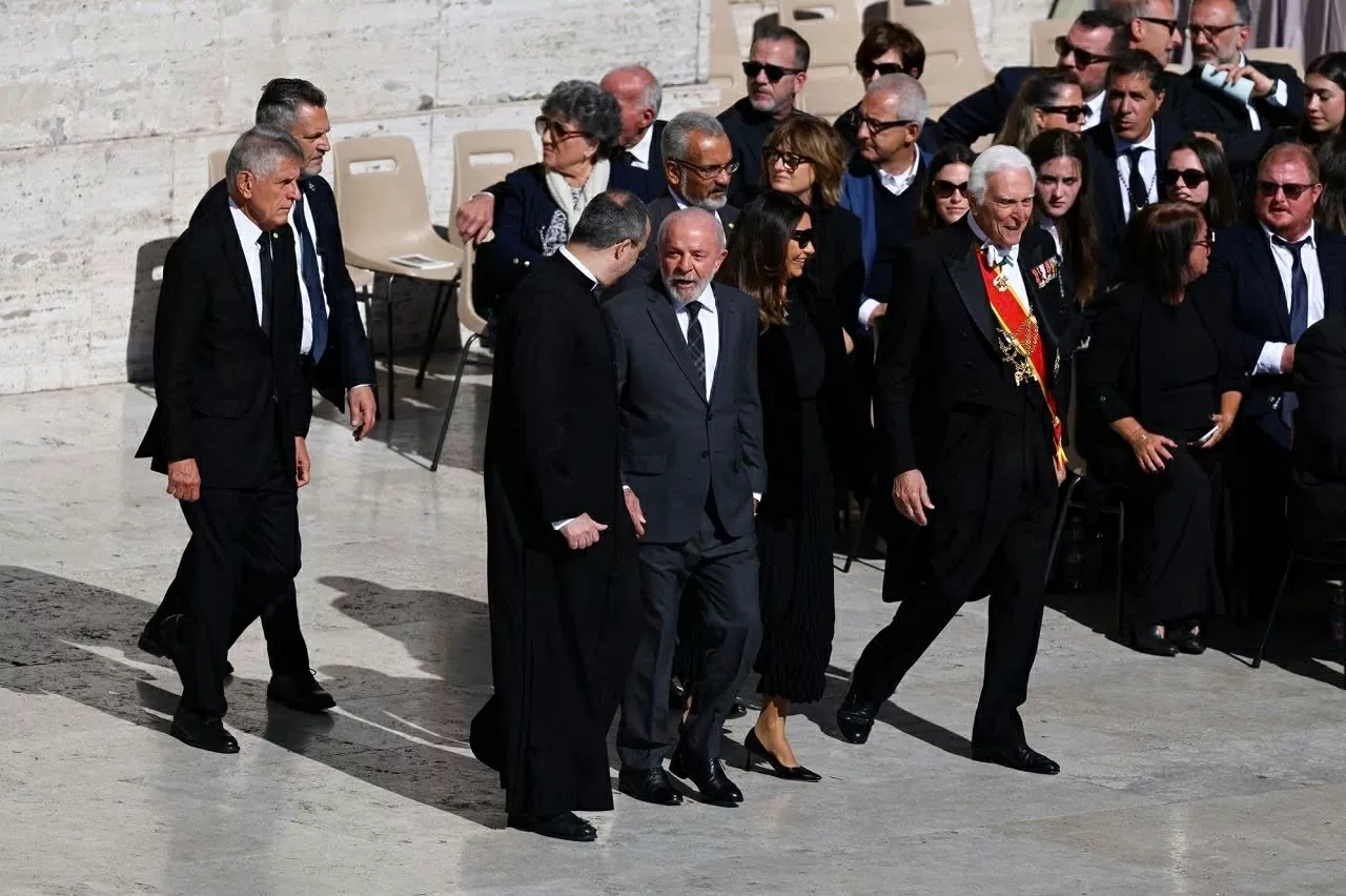 Tổng thống Brazil Luiz Inácio Lula da Silva và Phu nhân Rosângela Janja da Silva có mặt từ rất sớm để tham dự buổi lễ. (Ảnh: CNN)