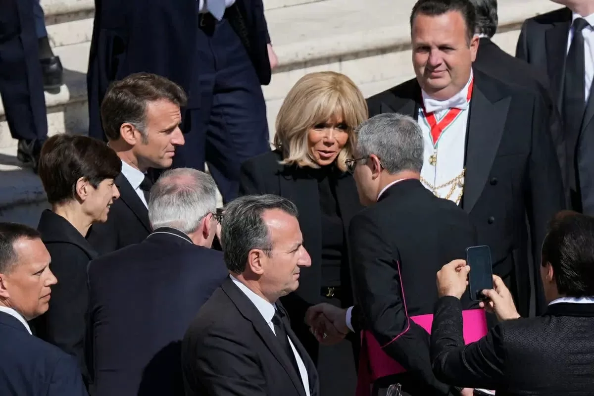 Tổng thống Pháp Emmanuel Macron và phu nhân Brigitte Marie-Claude Macron tới dự lễ tang (Nguồn: Reuters)