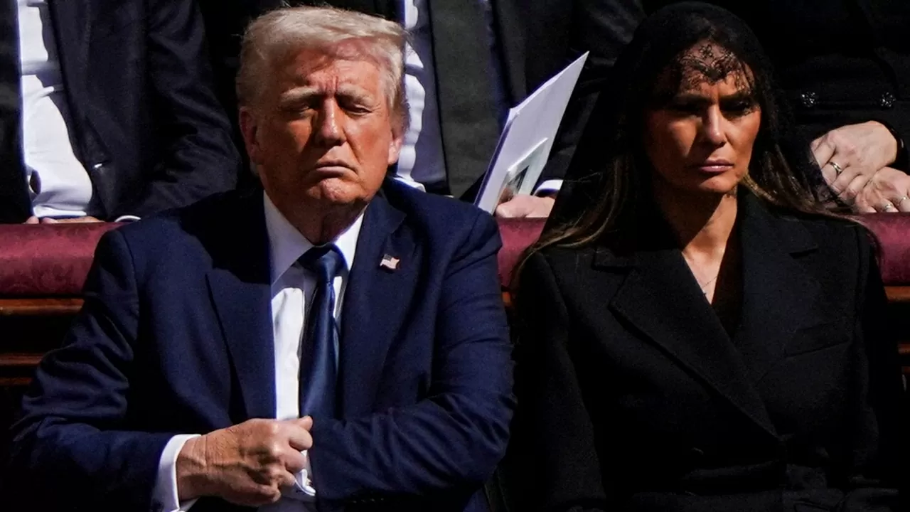 Ngay từ 9h sáng, Tổng thống Hoa Kỳ Donald Trump và Đệ nhất phu nhân Melania đã đến Vương cung thánh đường Thánh Phêrô. Tại đây, hai người dành một phút mặc niệm trang nghiêm trước thi hài Đức Giáo hoàng Phanxicô, sau đó được đưa đến khu vực dành riêng cho các vị khách mời. (Nguồn: Reuters)
