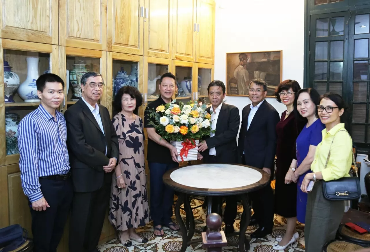 Thứ trưởng Hoàng Đạo Cương thay mặt đoàn gửi tặng gia đình lẵng hoa chúc mừng Giáo sư, Nhạc trưởng Lê Phi Phi (con trai cố Nhạc sĩ Hoàng Vân) nhân dịp Bộ sưu tập của Nhạc sĩ Hoàng Vân chính thức được UNESCO ghi danh vào Danh mục Di sản Tư liệu Thế giới. (Ảnh: Thành Long) Thứ trưởng Hoàng Đạo Cương thay mặt đoàn gửi tặng gia đình lẵng hoa chúc mừng Giáo sư, Nhạc trưởng Lê Phi Phi (con trai cố Nhạc sĩ Hoàng Vân) nhân dịp Bộ sưu tập của Nhạc sĩ Hoàng Vân chính thức được UNESCO ghi danh vào Danh mục Di sản Tư liệu Thế giới. (