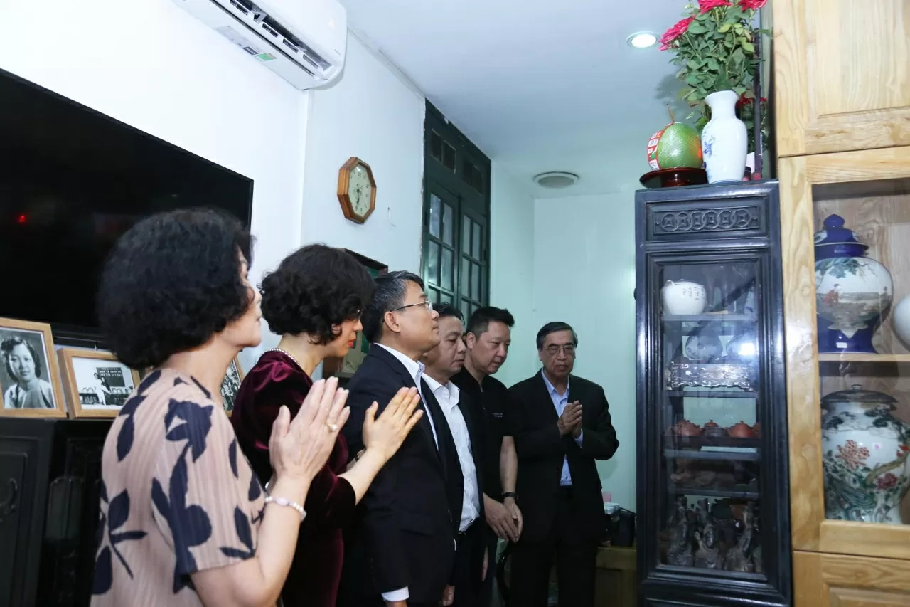 Thứ trưởng Nguyễn Minh Vũ và Thứ trưởng Hoàng Đạo Cương cùng đoàn thắp nén hương cho cố Nhạc sĩ Hoàng Vân. (Ảnh: Thành Long)