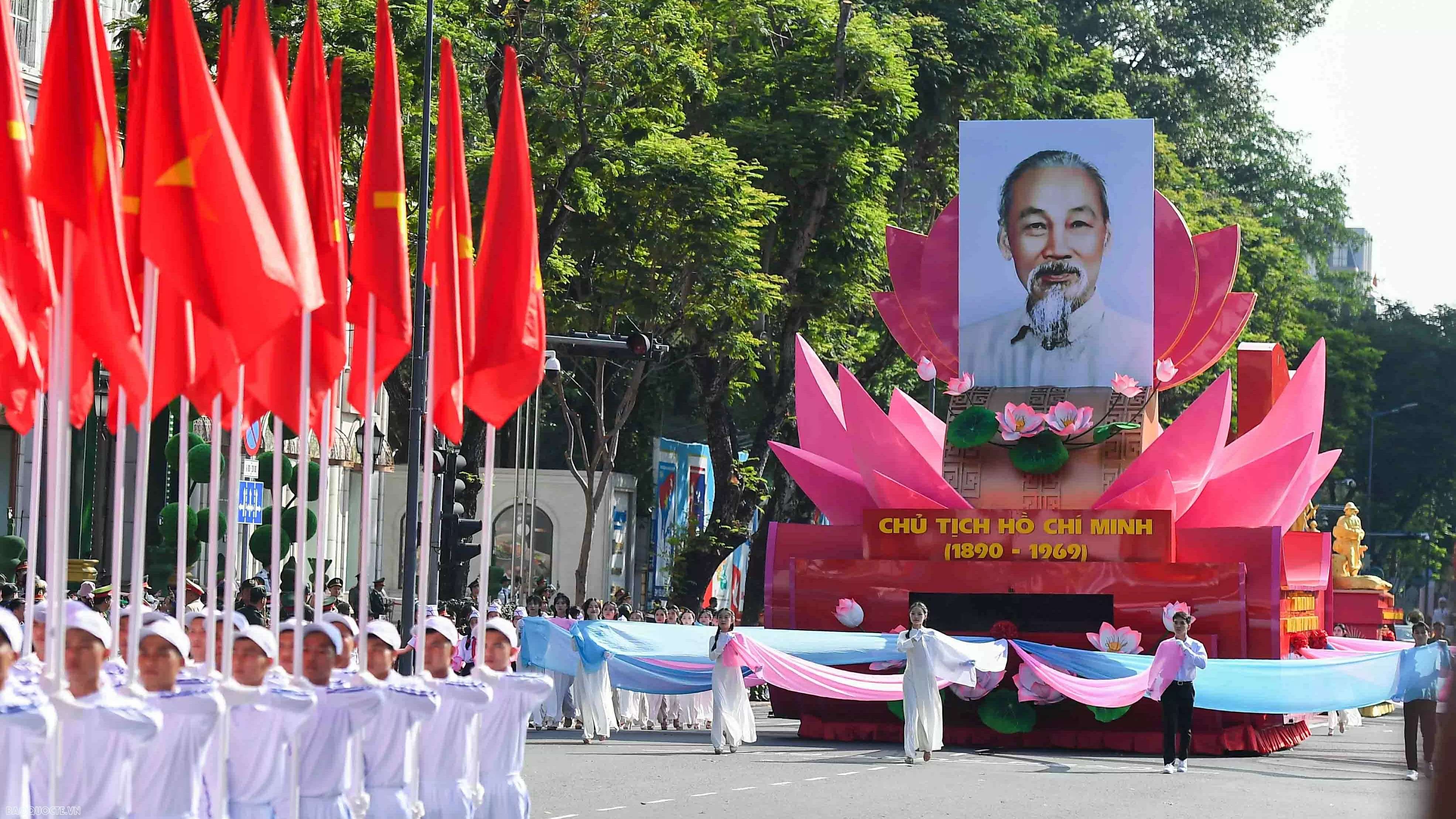 Full-dress rehearsal for grand parade marking 50th reunification anniversary held in Ho Chi Minh City