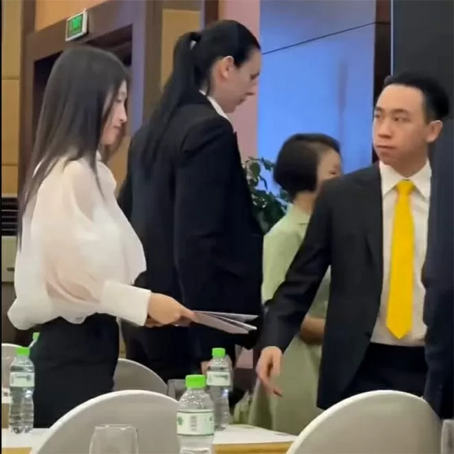 Hoa hậu Mai Phương Thuý, Á hậu Phương Nhi gây bất ngờ tại các phiên họp cổ đông những tập đoàn lớn