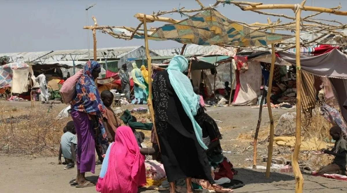 Những người tị nạn mới đến từ Sudan dựng nơi trú ẩn tại Trung tâm trung chuyển Renk quá tải ở Nam Sudan, tháng 3/2025. (Nguồn: UNHCR) Những người tị nạn mới đến từ Sudan dựng nơi trú ẩn tại Trung tâm trung chuyển Renk quá tải ở Nam Sudan, tháng 3/2025. (Nguồn: UNHCR)
