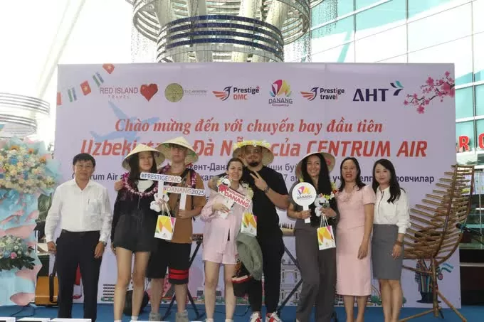 Ngành du lịch chào đón những du khách trên chuyến bay đầu tiên từ Tashkent (Uzbekistan) đến Đà Nẵng. Ảnh: XUÂN QUỲNH