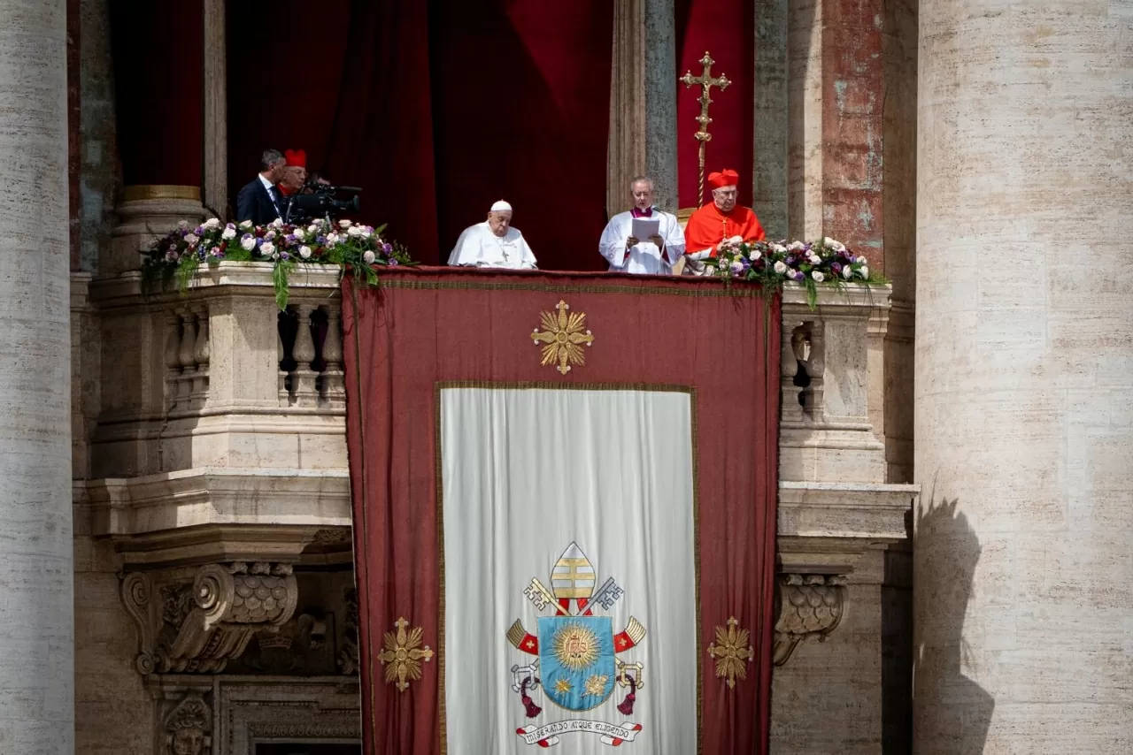 Giáo hoàng Francis ban phép lành truyền thống “Urbi et Orbi” từ ban công của Vương cung thánh đường St. Peter vào thứ Bảy, ngày 20 tháng 4, chỉ hai ngày trước khi Ngài qua đời. Trước đó, Đức Giáo hoàng đã phải đối mặt với nhiều vấn đề sức khỏe nghiêm trọng, trong đó có bệnh phổi mãn tính do di chứng từ chứng viêm màng phổi dẫn đến việc phải cắt bỏ một phần phổi khi ông mới 21 tuổi.  Hồi tháng 2, Giáo hoàng Francis nhập viện tại Bệnh viện Đa khoa Agostino Gemelli do suy hô hấp nghiêm trọng, sau đó được chẩn đoán viêm phổi kép. Sau 38 ngày điều trị, Giáo hoàng được xuất viện về lại Casa Santa Marta để tiếp tục dưỡng bệnh. (Nguồn: Getty)