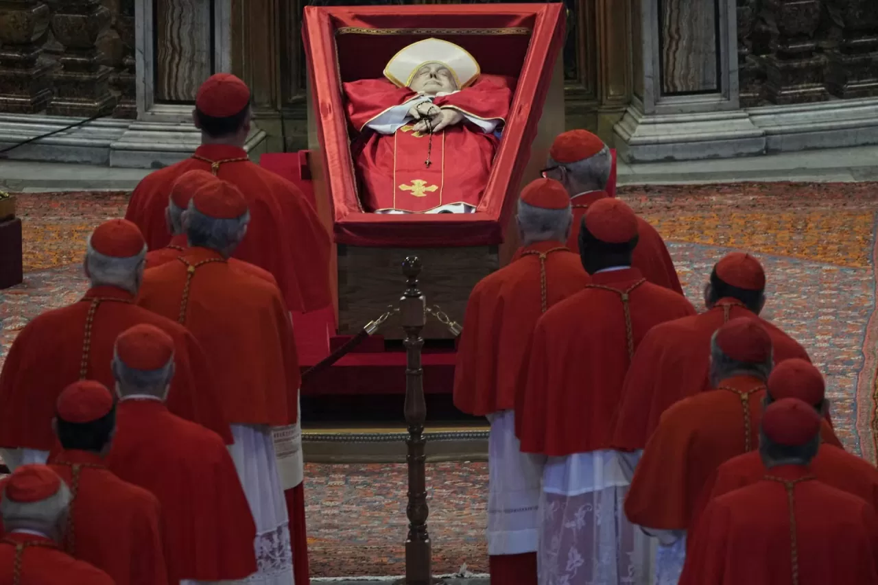Quan tài của Giáo hoàng Francis được đặt bên trong Vương cung thánh đường St. Peter ở Vatican. Thánh lễ an táng của Giáo hoàng Francis được cử hành vào lúc 10h sáng 26/4, theo giờ địa phương (tức 15h theo giờ Hà Nội). Hơn 140.000 người từ khắp nơi trên thế giới đã đổ về Rome và Vatican để bày tỏ lòng thành kính và tiễn biệt vị Giáo hoàng quá cố. Đức Hồng y Niên trưởng Hồng y Đoàn Giovanni Battista Re chủ trì, với sự đồng tế của khoảng 200 Hồng y, 700 Giám mục và 5.000 linh mục. (Nguồn: Vatican P