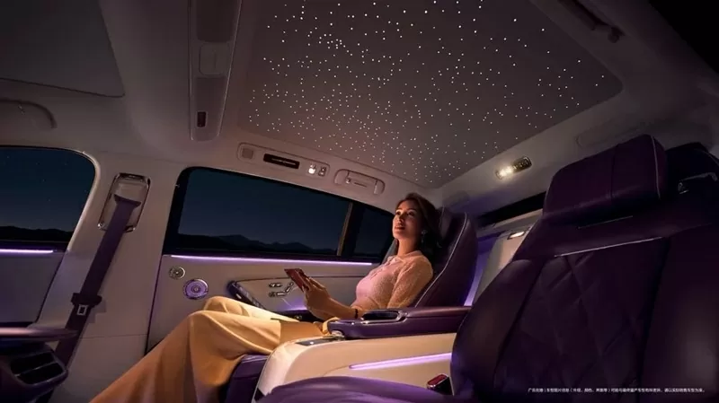 Hệ thống đèn LED dày đặc tạo hiệu ứng bầu trời sao lấp lánh trên trần xe