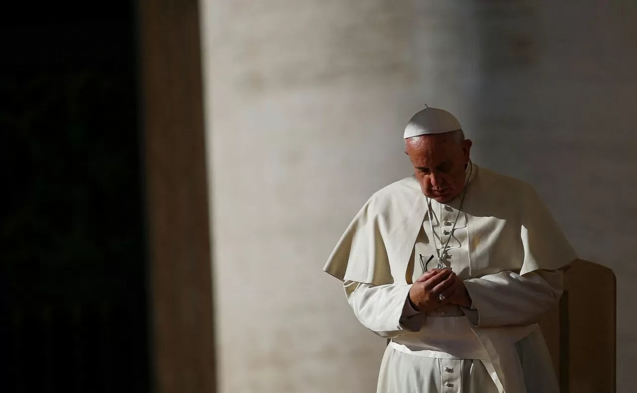 Giáo hoàng Francis dừng lại tại Quảng trường St. Peter ở Vatican vào tháng 11 năm 2014. (Nguồn: Reuters)